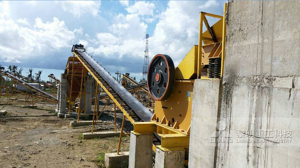 客戶安裝花崗岩破碎設備現場