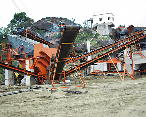 鐵礦石粉碎生產(chan) 線安裝現場：鄂式破碎機