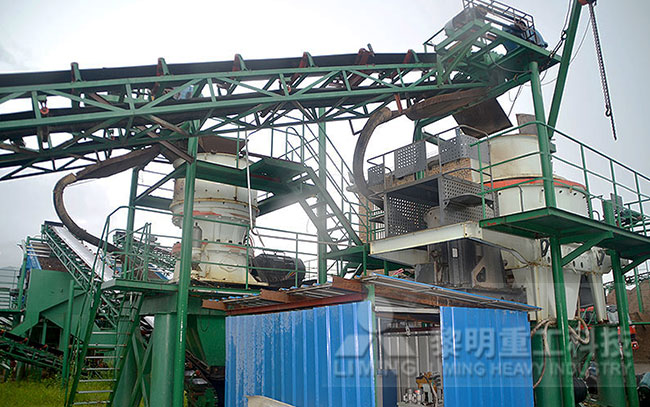 山東(dong) 花崗岩製砂現場，圓錐破+製砂機