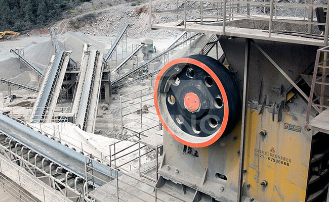 顎式破碎機破碎花崗岩現場